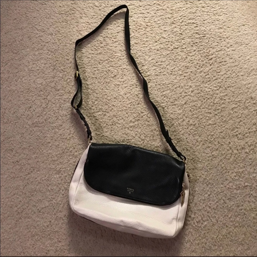 ❌SOLD❌ Black and White Fossil across the body bag